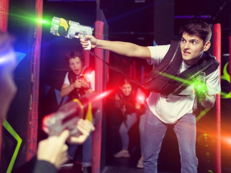 jongeren die lasergamen